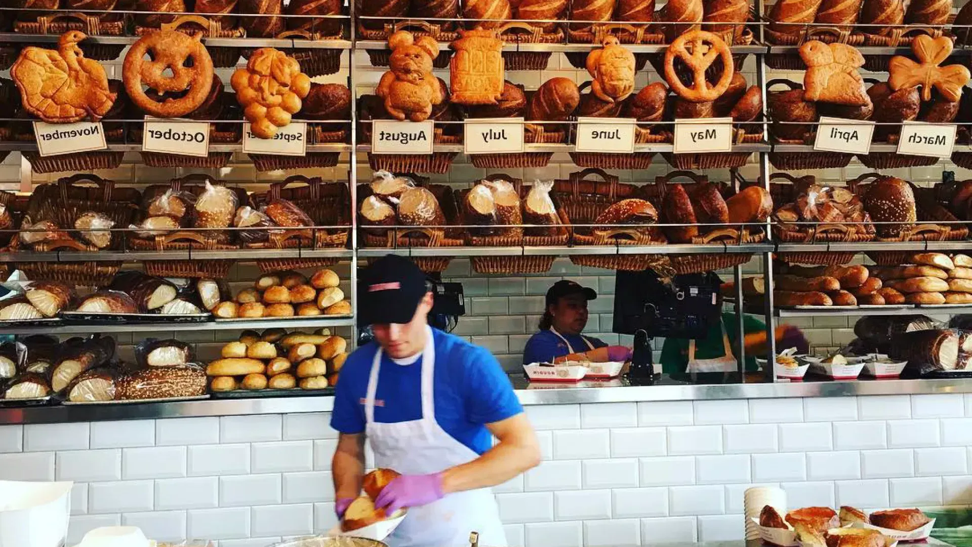 샌프란시스코의 Boudin Bakery에서 제빵사들이 사워도우 빵을 만들고 있습니다.